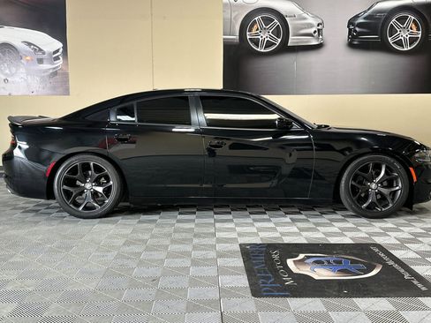 Used 2020 Dodge Charger SXT w/ Blacktop Package image 3