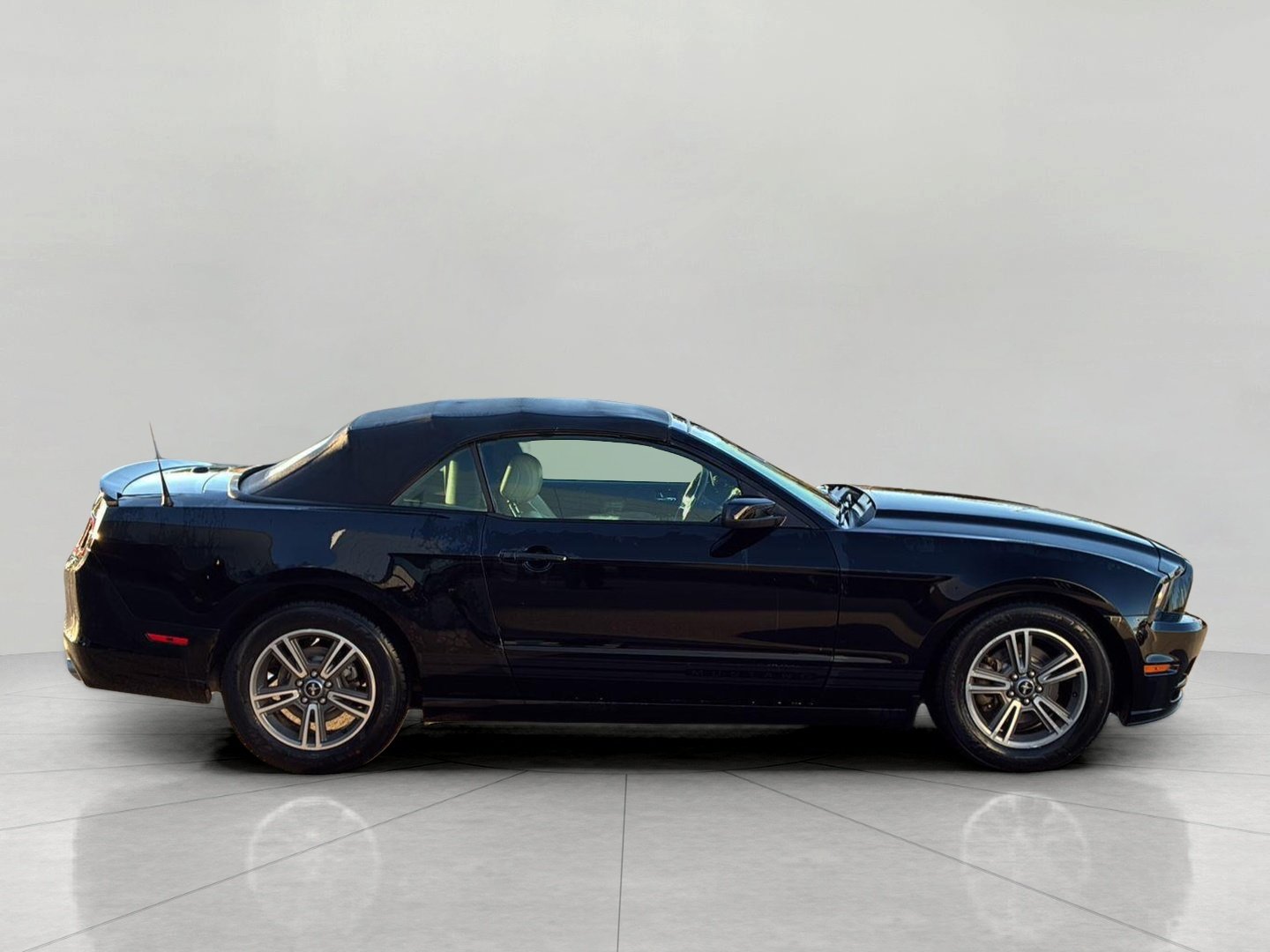 Used 2013 Ford Mustang Premium RWD image 7