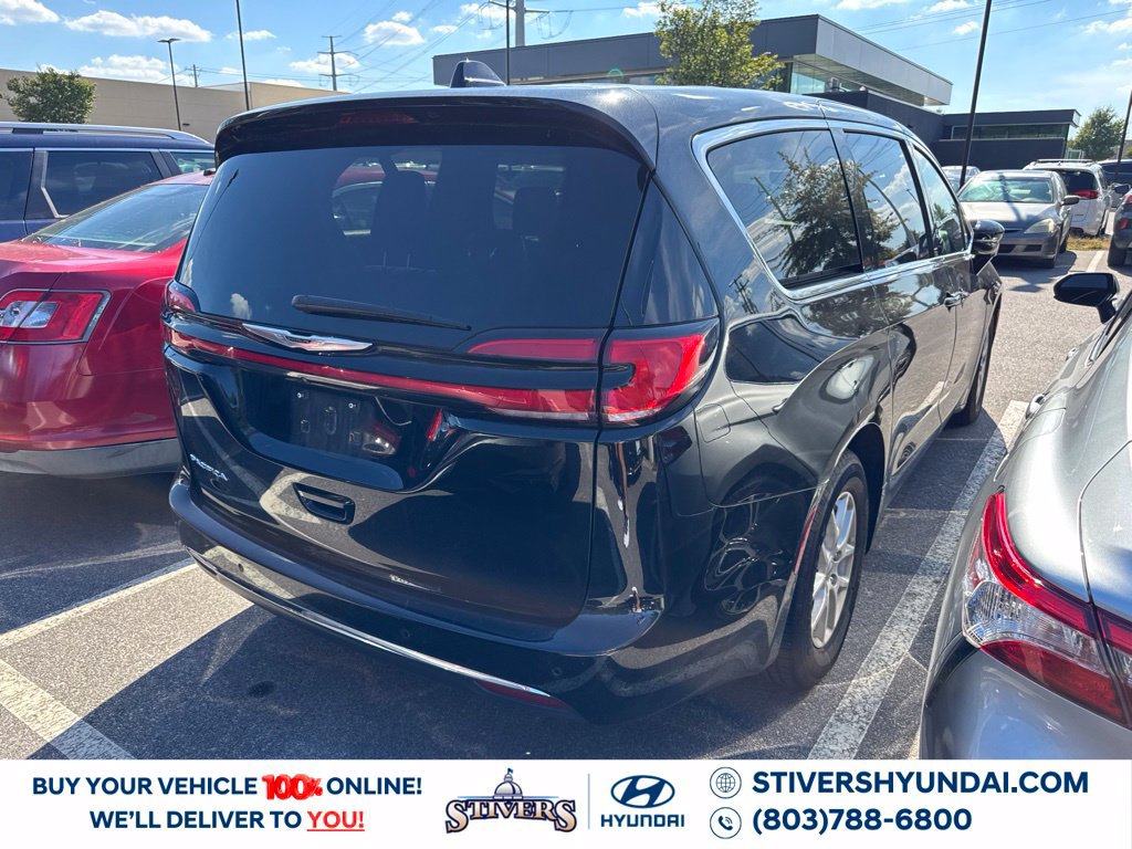 Used 2025 Chrysler Pacifica Select FWD image 3