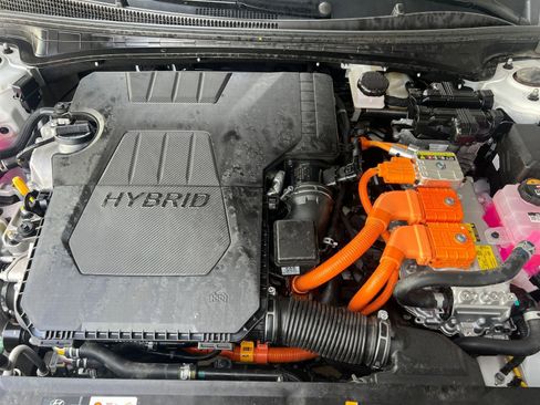 Used 2025 Hyundai Elantra Limited image 32