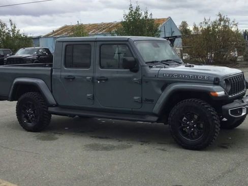 New 2025 Jeep Gladiator Sport image 2