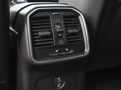 Certified 2026 Porsche Macan AWD/4WD image 17