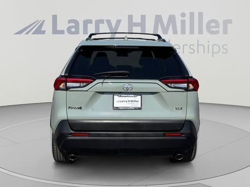 Used 2021 Toyota RAV4 XLE Premium w/ Carpet Mat Package (TMS) FWD image 4