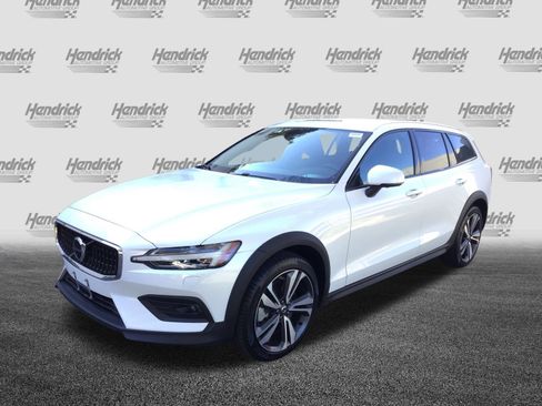 Certified 2025 Volvo V60 B5 Cross Country Plus image 5