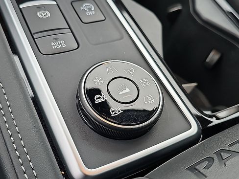 New 2026 Nissan Pathfinder Platinum AWD/4WD image 18
