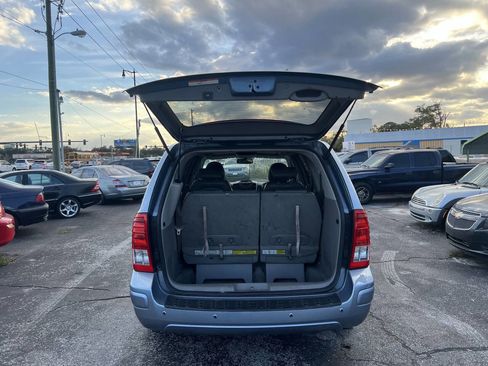 Used 2007 Hyundai Entourage Limited image 12