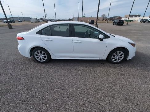 Used 2025 Toyota Corolla LE image 2