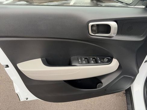 Used 2024 Hyundai Venue SEL image 13