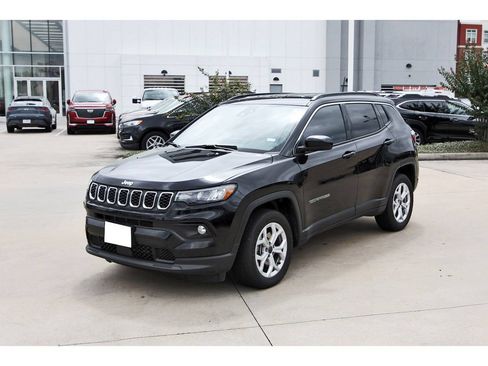Used 2025 Jeep Compass Latitude AWD/4WD image 3
