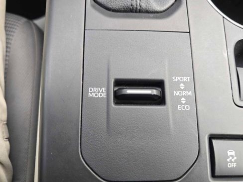 Used 2021 Toyota Highlander L image 32