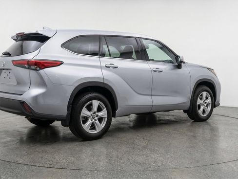 Used 2025 Toyota Highlander LE image 9
