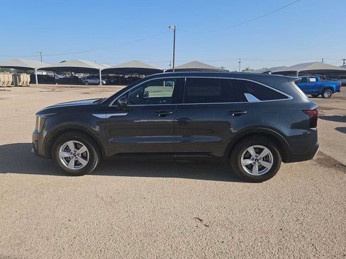 Used 2024 Kia Sorento LX FWD image 5