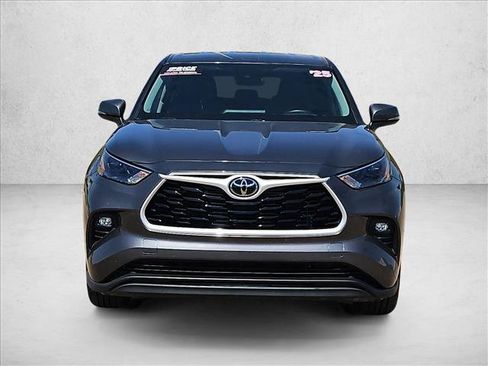 Used 2025 Toyota Highlander LE FWD image 2