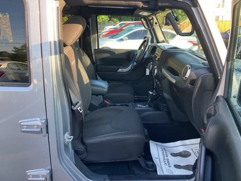 Used 2017 Jeep Wrangler Unlimited Sahara AWD/4WD image 33