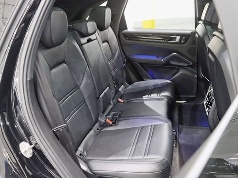 Used 2023 Porsche Cayenne AWD/4WD image 29