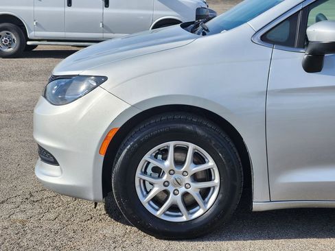 Used 2023 Chrysler Voyager LX image 8