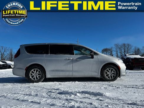 Used 2024 Chrysler Pacifica Touring-L image 6