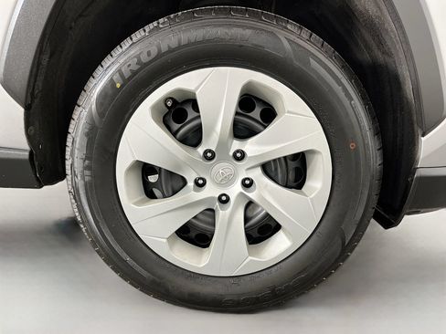 Used 2021 Toyota RAV4 LE FWD image 35