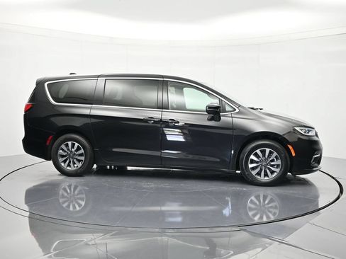 Used 2023 Chrysler Pacifica Touring-L FWD image 4