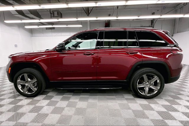 Used 2023 Jeep Grand Cherokee Altitude AWD/4WD image 14