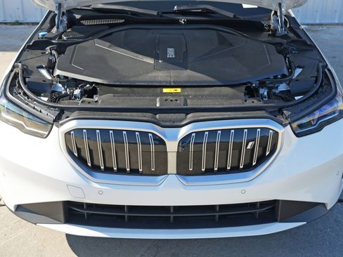 Used 2024 BMW i5 eDrive40 w/ M Sport Package image 8