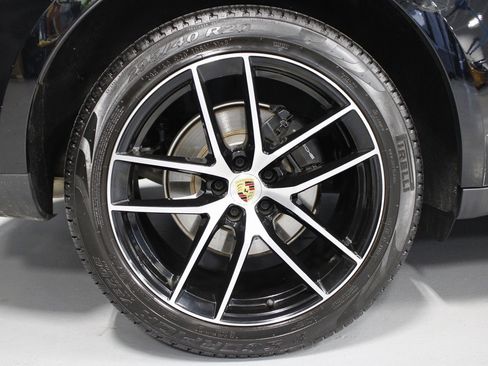 Certified 2025 Porsche Macan image 13
