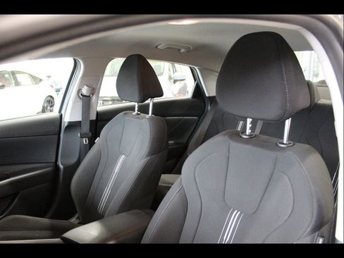 Used 2023 Hyundai Elantra SEL image 14