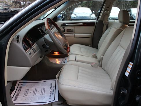 Used 2003 Lincoln Town Car Signature image 15