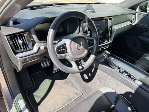 Used 2019 Volvo S60 T5 R-Design image 4