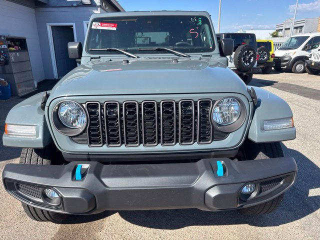 Used 2024 Jeep Wrangler Unlimited w/ Convenience Group AWD/4WD image 2