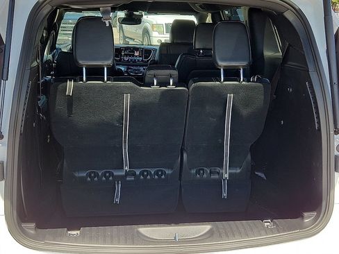 Used 2025 Chrysler Pacifica Select FWD image 4