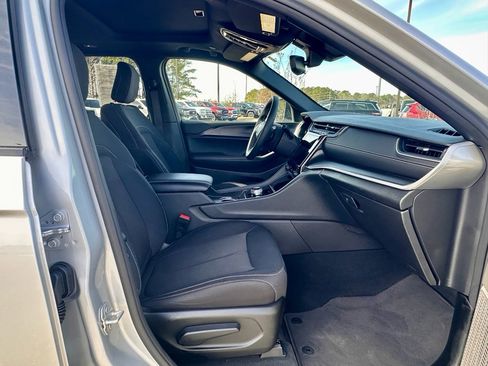 Used 2024 Jeep Grand Cherokee Laredo X image 28