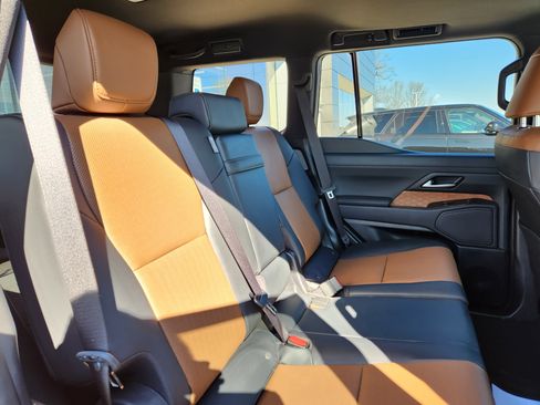 Used 2026 Lexus GX 550 w/ Cold Area Package AWD/4WD image 15