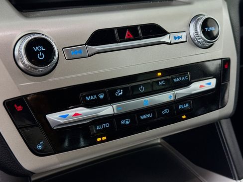 Used 2022 Ford Explorer XLT w/ Equipment Group 202A image 17