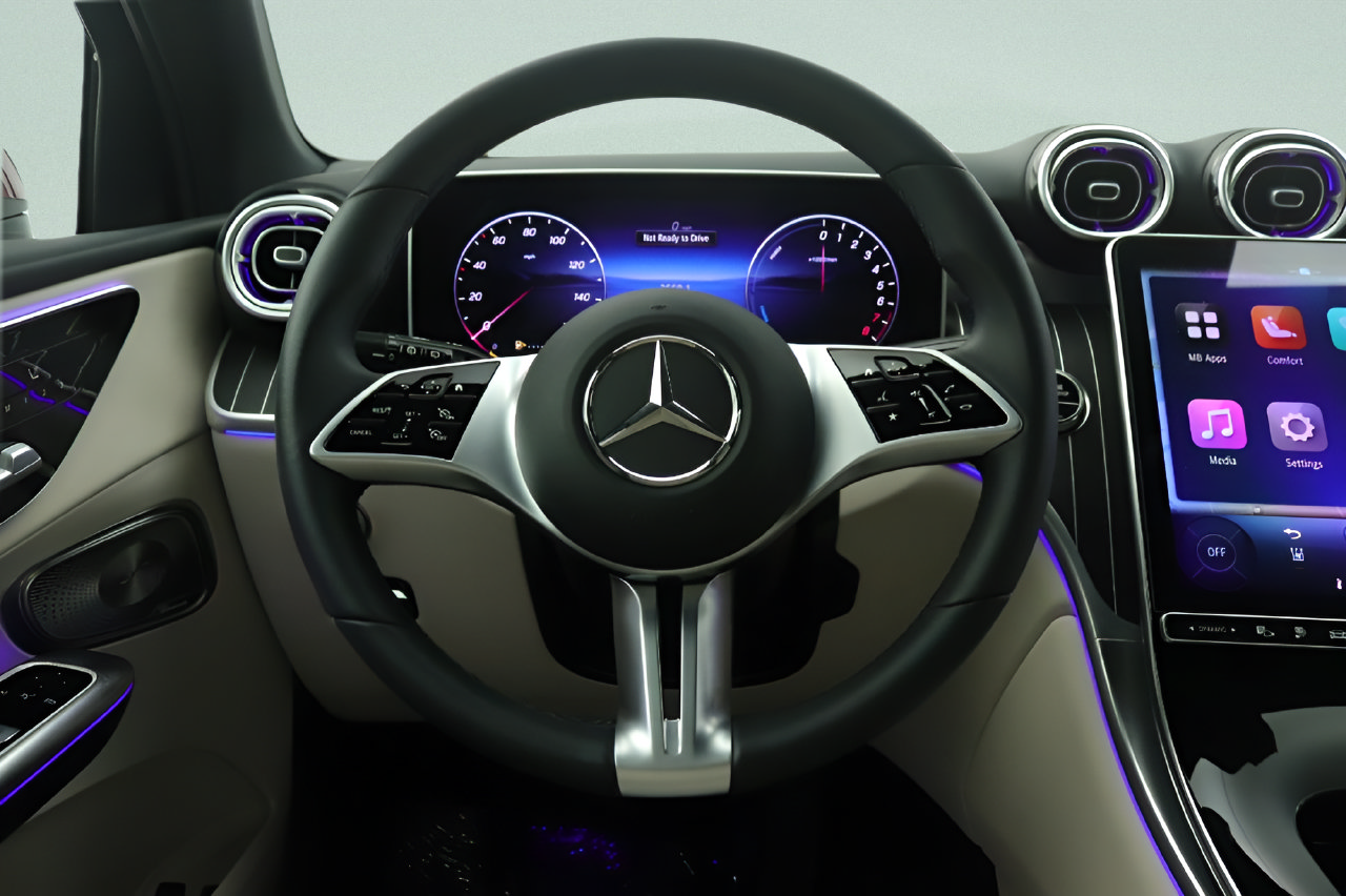 Used 2025 Mercedes-Benz GLC 350e 4MATIC image 8