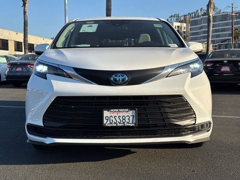 Certified 2024 Toyota Sienna LE image 5