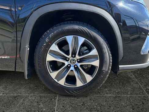 Used 2022 Toyota Highlander XLE image 9