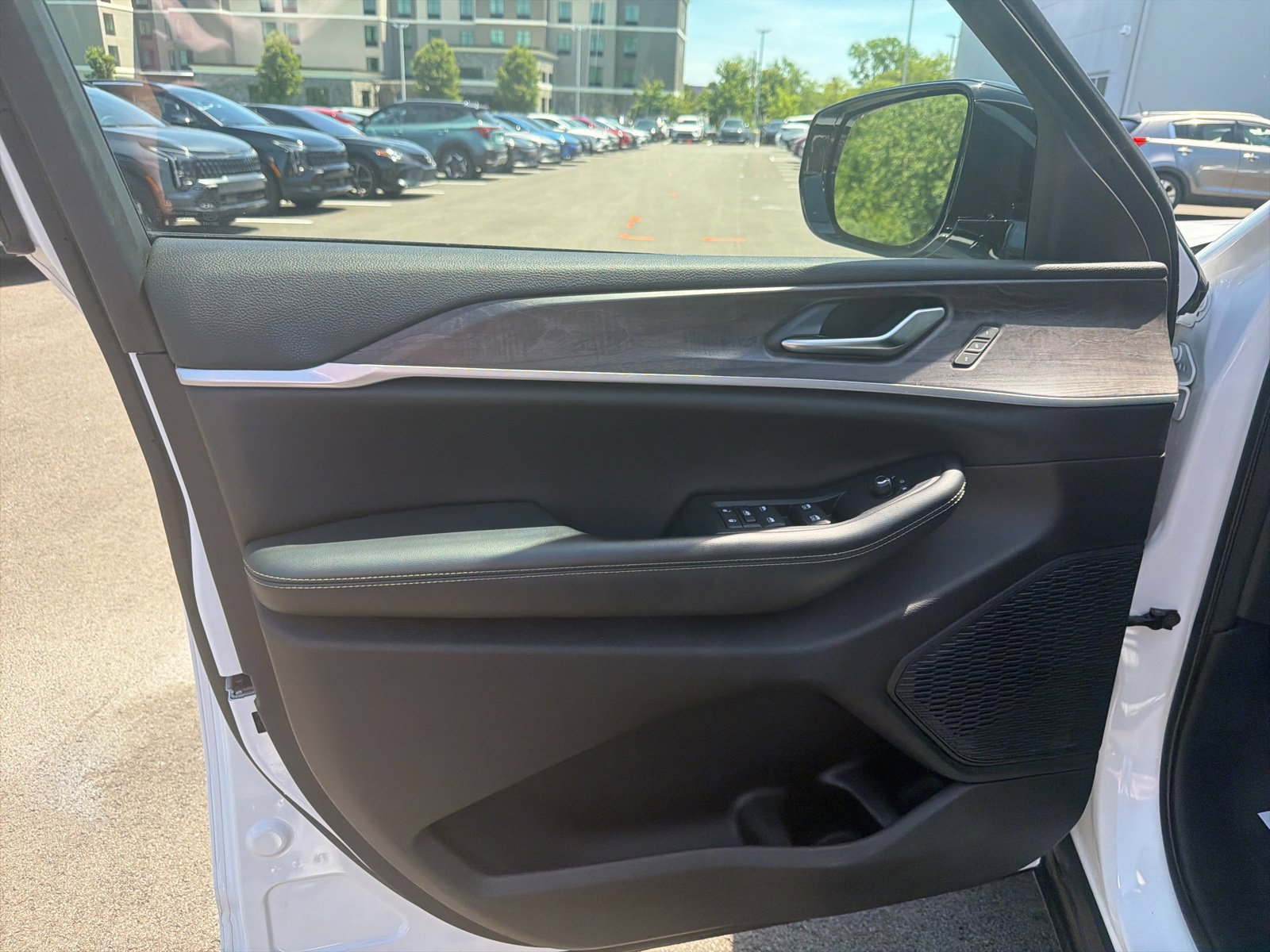 Used 2023 Jeep Grand Cherokee Limited AWD/4WD image 9