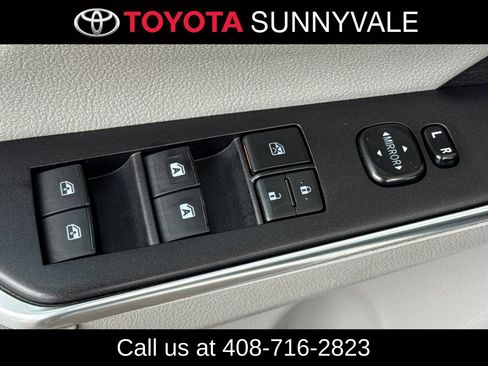 Used 2017 Toyota Camry SE w/ Moonroof Package FWD image 17