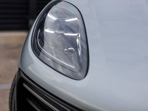 Certified 2025 Porsche Macan image 13