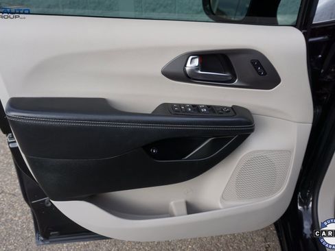 Used 2022 Chrysler Pacifica Touring-L image 30