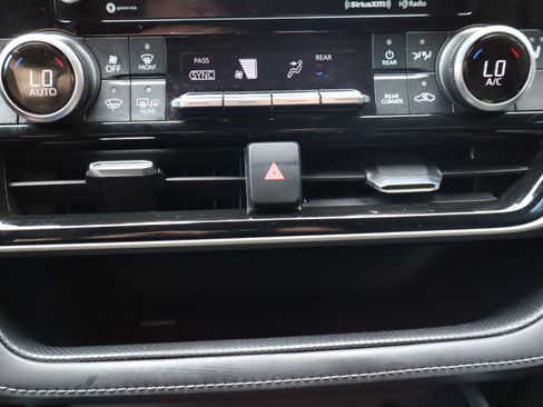 Used 2021 Toyota Highlander XLE AWD/4WD image 56
