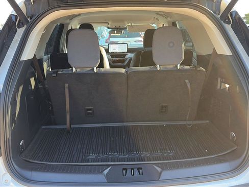 Used 2025 Ford Explorer Active RWD image 3