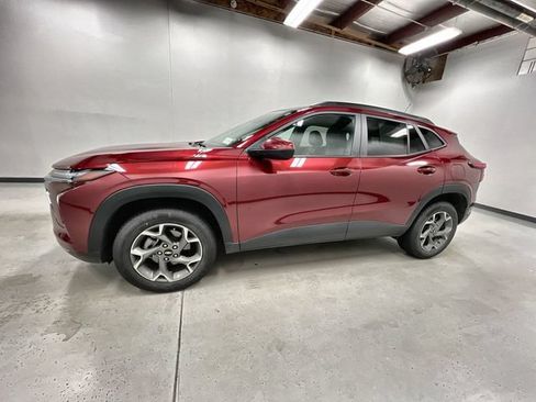 Used 2025 Chevrolet Trax LT FWD image 5