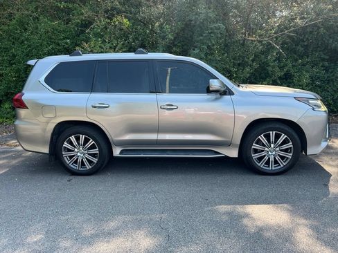 Used 2017 Lexus LX 570 4WD w/ Luxury Package image 2