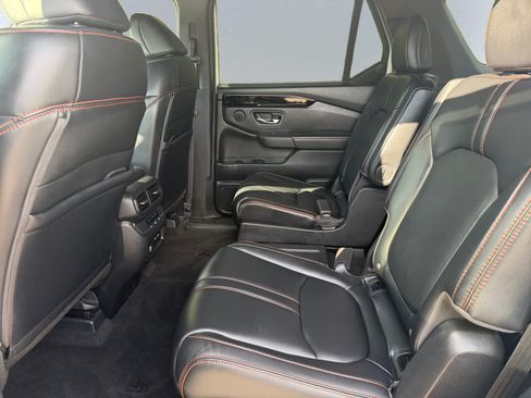Used 2025 Honda Pilot TrailSport image 18