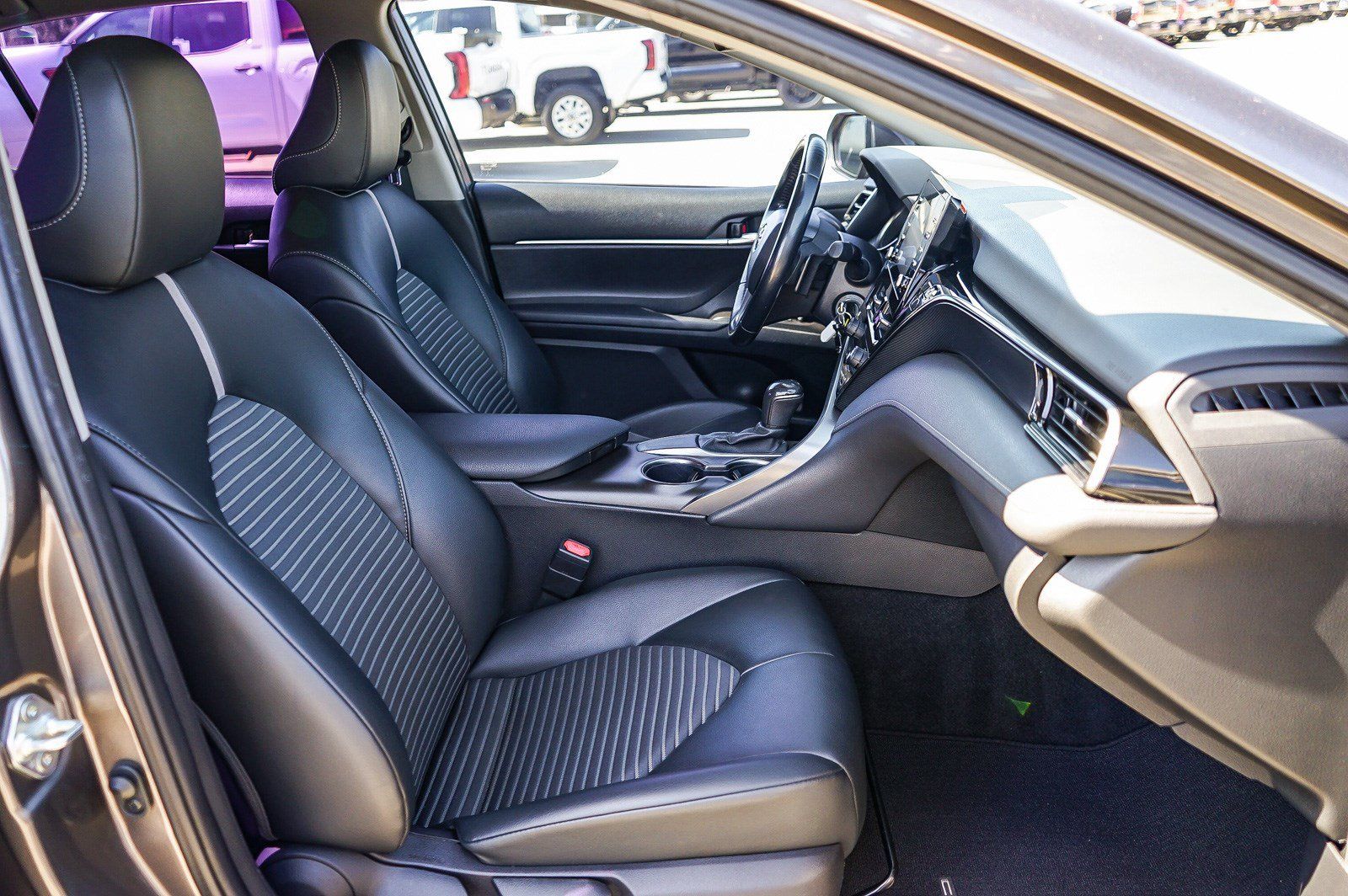 Used 2021 Toyota Camry SE w/ Carpet Mat Package (TMS) FWD image 16
