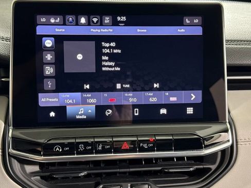 Used 2025 Jeep Compass Limited image 32