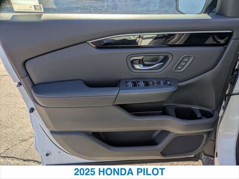 New 2025 Honda Pilot Touring image 12
