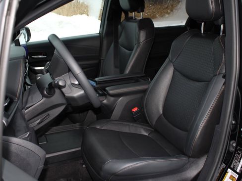 Used 2025 Toyota Sienna XLE Woodland Edition image 17